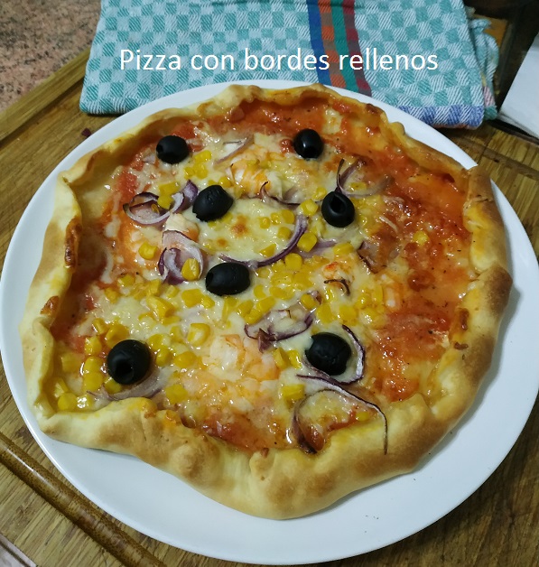 Pizza con bordes rellenos