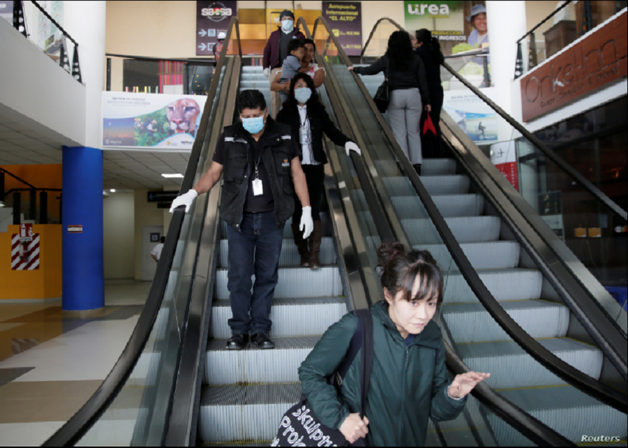 Pasajeros y trabajadores en el Aeropuerto El Alto en La Paz, Bolivia, transitan desde hoy hacia sus destinos / ARCHIVO REUTERS 