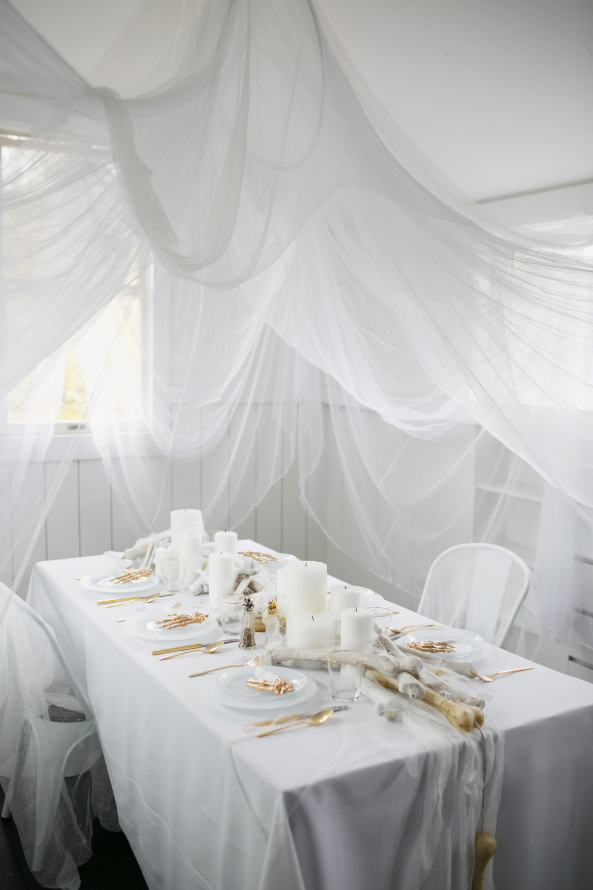 Cómo decorar una mesa de Halloween en blanco13