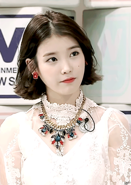 다리꼬는 단발 아이유