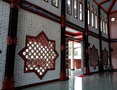 krawangan masjid dan ornamen bintang delapan pada interior masjid