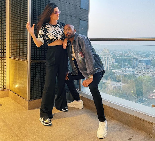 Hardik Pandya seen posing like this with wife Natasha, pictures are fiercely viral Funny Jokes Hardik Pandya seen posing like this with wife Natasha, pictures are fiercely viral Funny Jokes