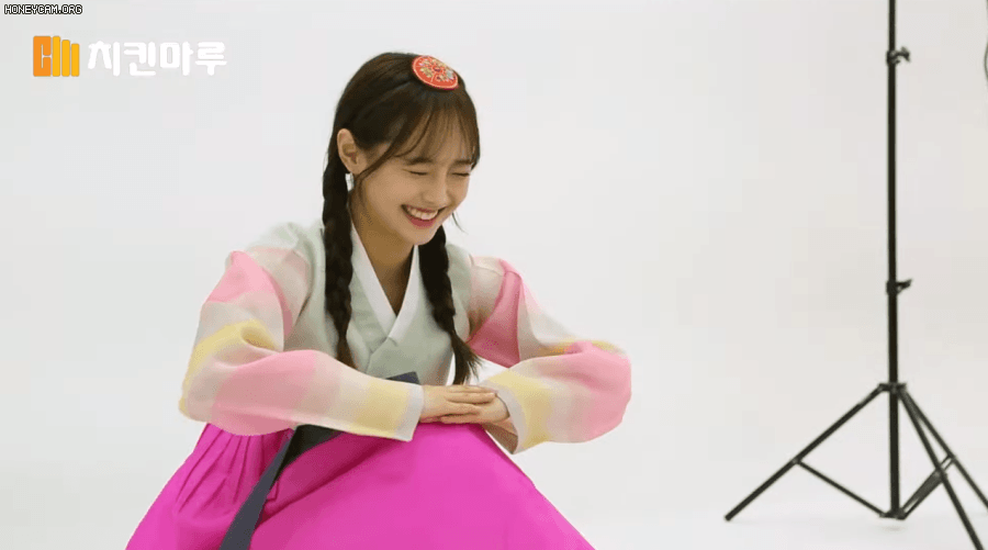 2021년 치킨마루 전속모델 이달의 소녀 츄 - 꾸르