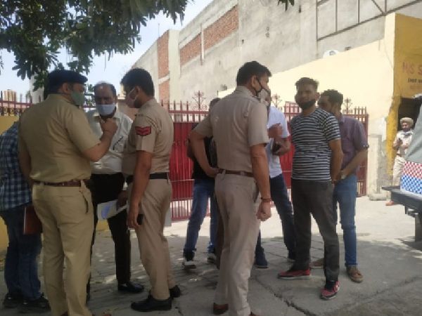 A major incident in Yamunanagar in broad daylight: crooks who looted 7 lakhs from beedi-cigarette businessman's servant in front of bank, hurt due to falling amid protests