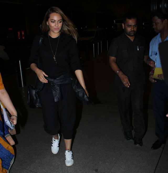 Sonakshi Sinha Spotted at Mumbai Airport In Full Black
