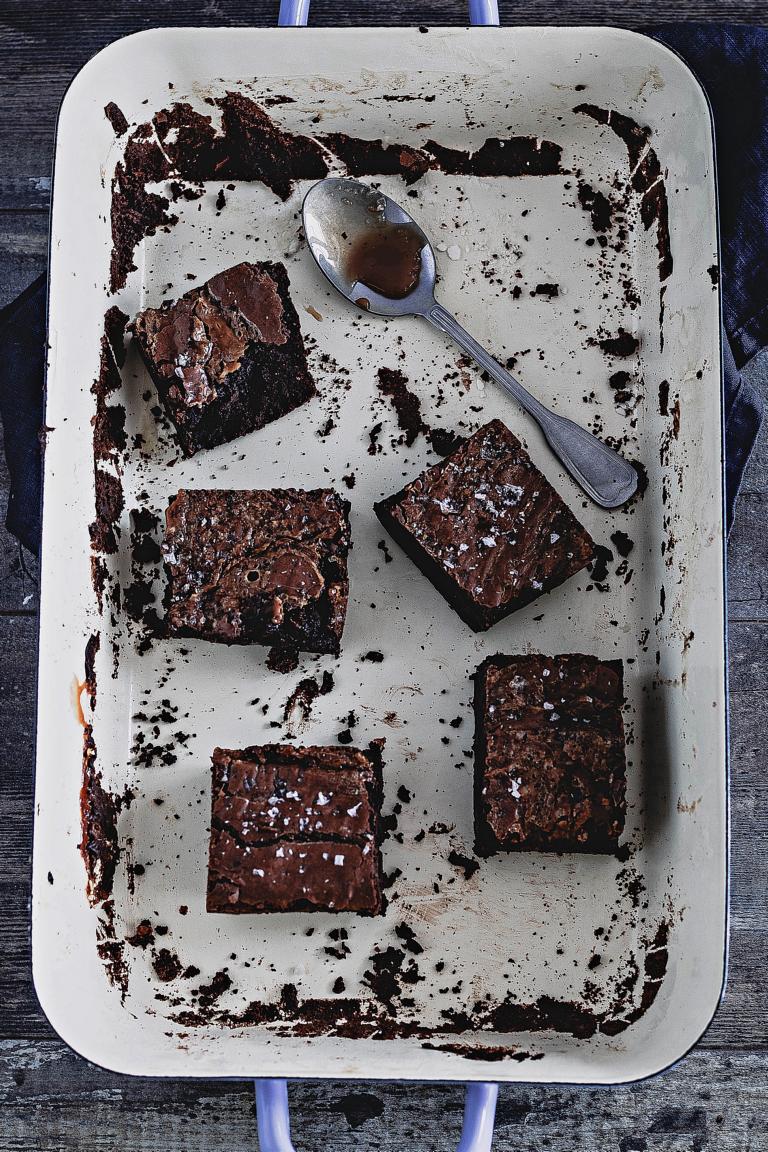 Saftige Schoko-Brownies mit Salted Caramel Swirl - Julia Bakes!