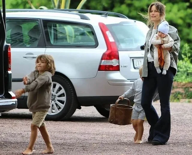 Princess Sofia, Prince Alexander, Prince Gabriel, Prince Julian, Princess Madeleine, Princess Adrienne and Princess Leonor