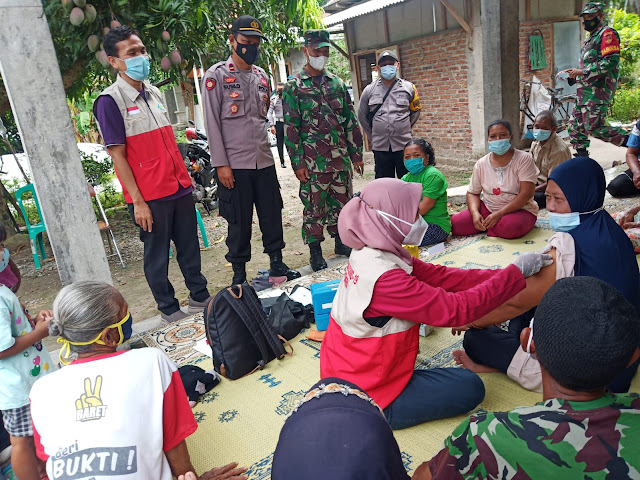 Anggota Koramil Sambungmacan Door to door Dampingi Vaksinasi Lansia