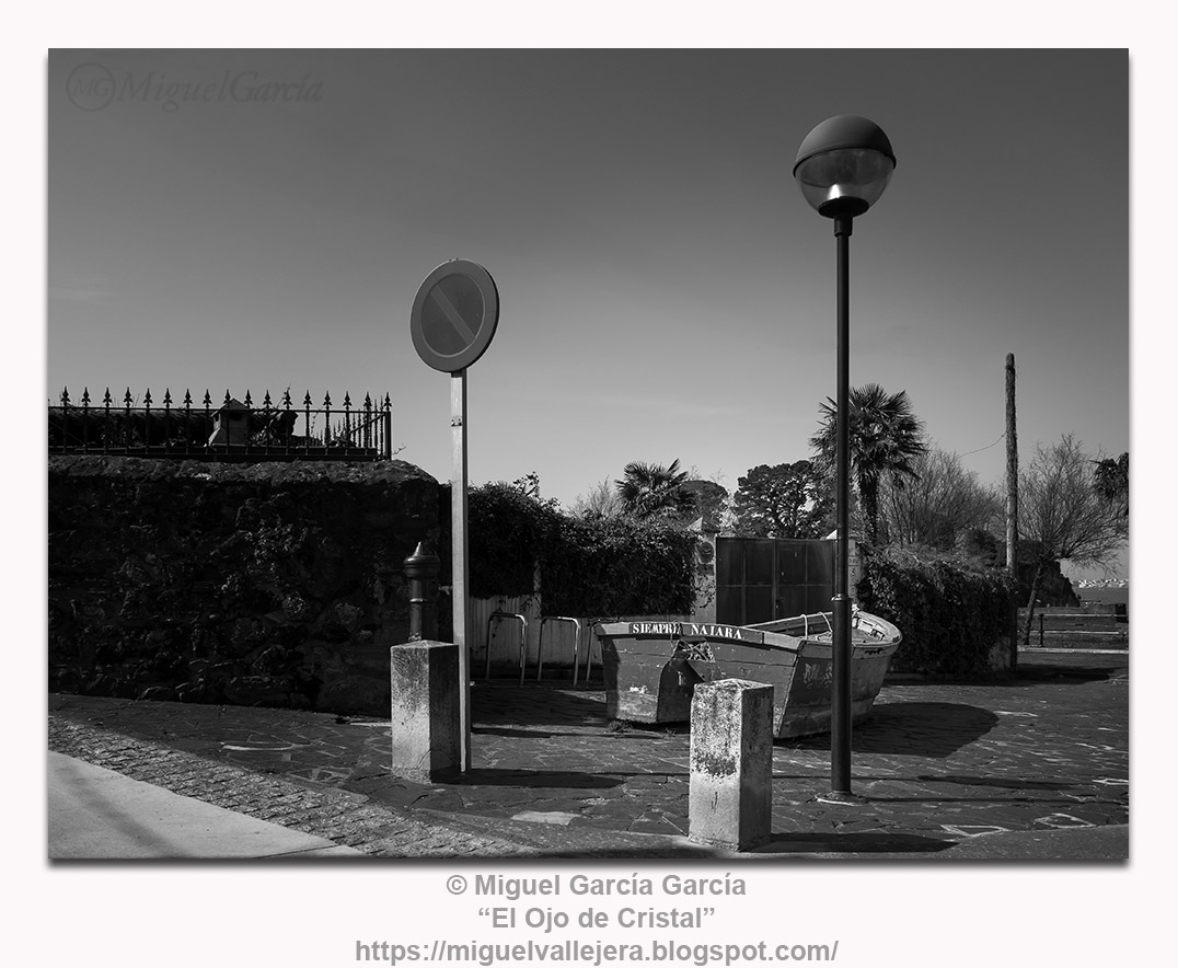 Barca estacionada en la Praza do Castelo, Santa Cruz, Oleiros (A Coruña), España.