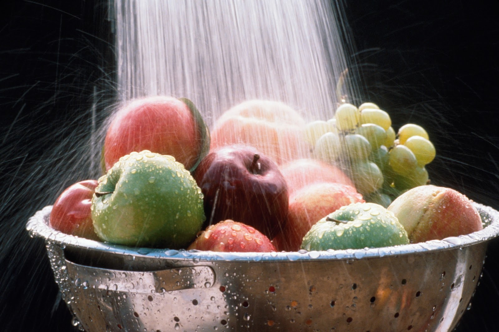 тщательное мытье овощей и фруктов. мыть фрукты. мытье овощей. мытые овощи и фрукты. тщательное мытье овощей и фруктов.