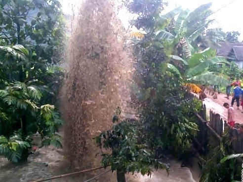 Astaga !!! Semburan Lumpur Setinggi 30 Meter Dari Lubang Sumur Bor semburan gas dan lumpur