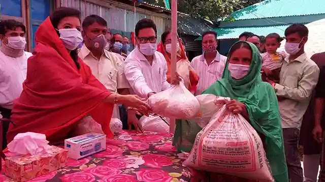 সুবিধাভোগীদের মাঝে ত্রাণ বিতরন করেন জেলা প্রশাসক মুর্শেদা জামান