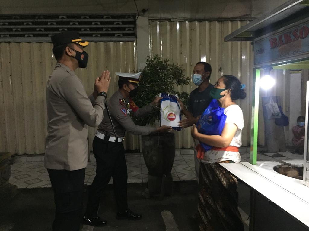 Ekonomi Sulit Dirasakan Warga, Kapolres Klungkung Bagikan Sembako