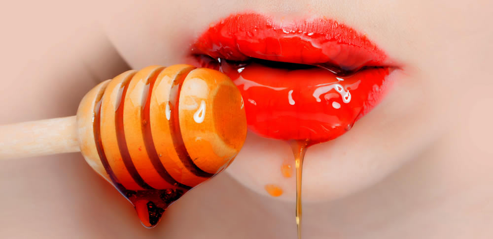 слизывает шоколад. свойства натурального меда. вино любви. горький вкус меда на губах. сладкий мед на губах.