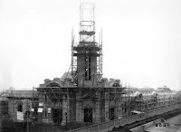 1928 - Construcción de la obra de los arquitectos Micheletti y Chanourdie.