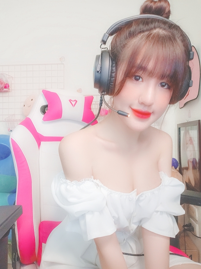 nữ streamer khoe vùng nhạy cảm trên livestream