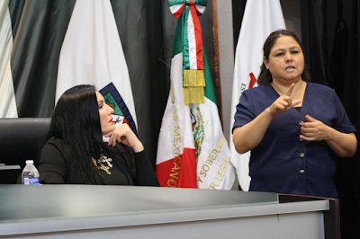 Concreta Marcia Camarena intérprete de señas en sesiones del Congreso 
