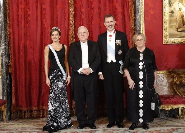 Queen Letizia held a dinner for President Reuven Rivlin and his wife Nechama Rivlin. Diamond tiara, print dress