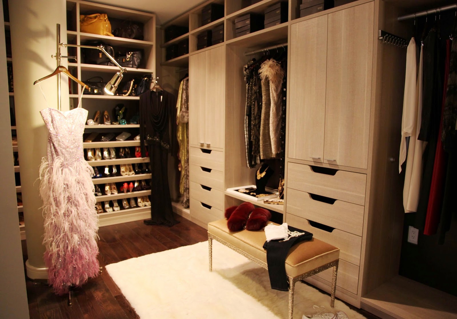 Детали гардеробной. Гардеробная девушки. Гардеробная с платьями и туфлями. Женская гардеробная туфли. Женщина в гардеробной
