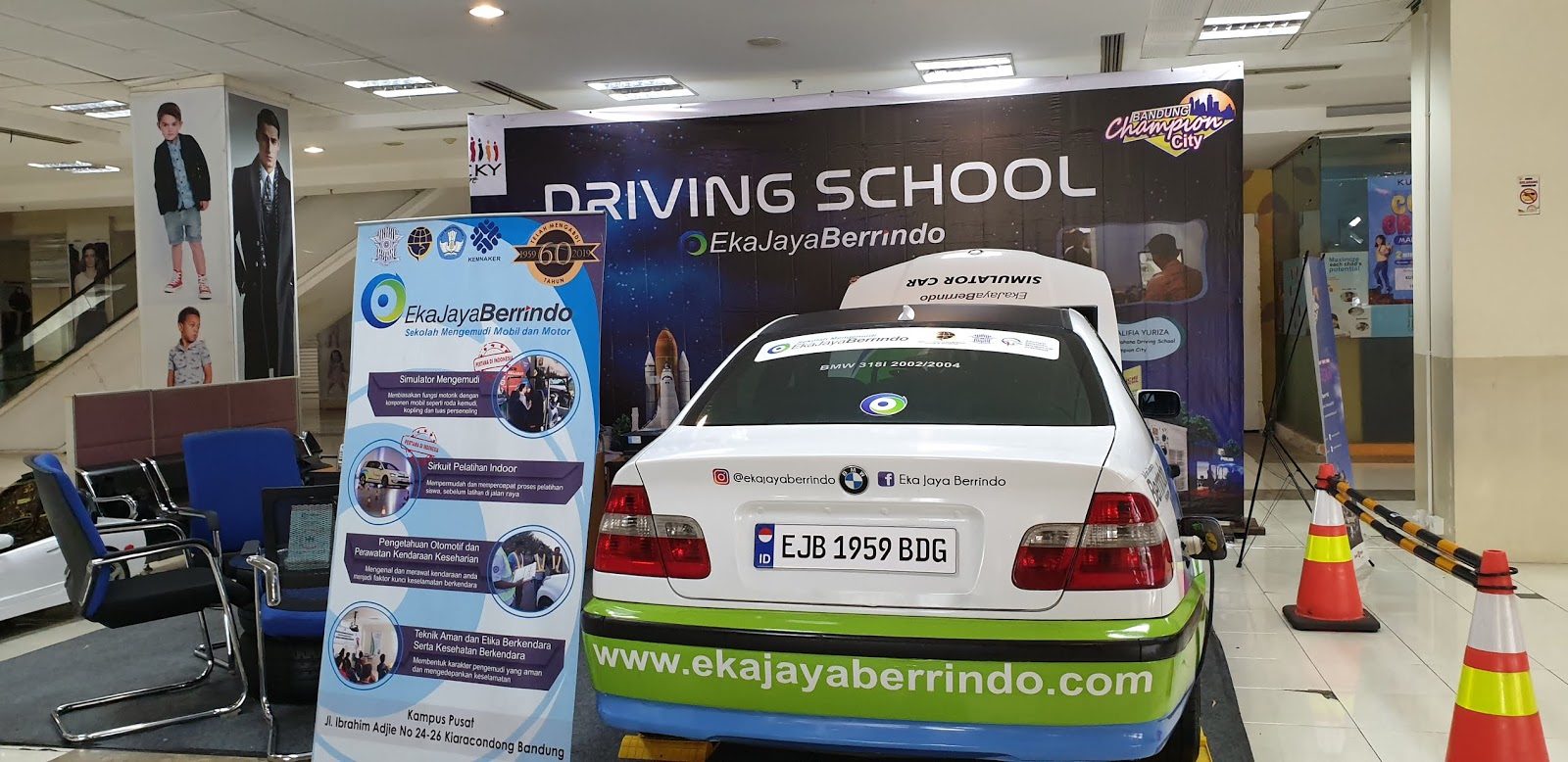 Ruang Baca dan Tulis: Sekolah Mengemudi di Bandung (Eka Jaya Berrindo)