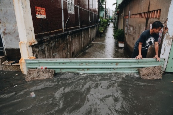 Mấy anh đòi thu phí chống ngập có thấy không, chỉ 15 phút mưa đã làm giao thông tê liệt?