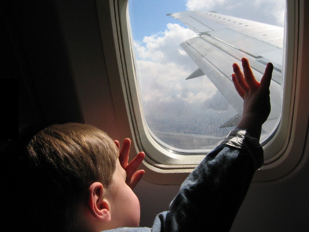 Volar en avión con un bebé: consejos para planificar un viaje más
