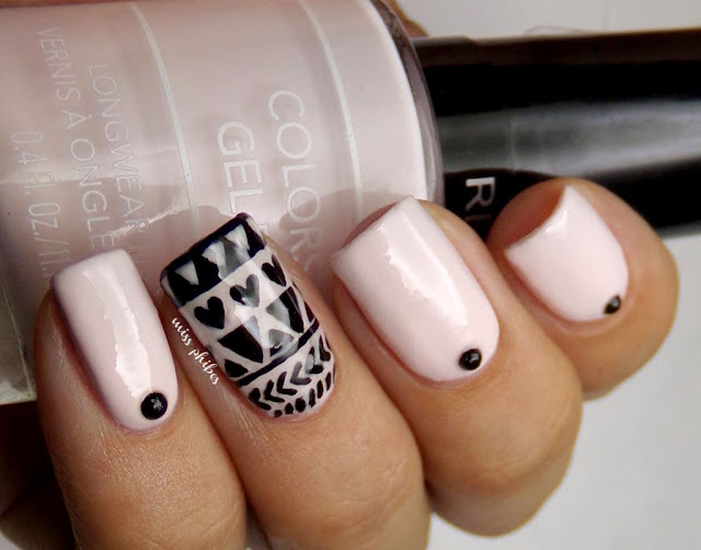 Tribal nail art