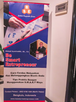 stand banner be smart entrepreneur bersama pak ahmad