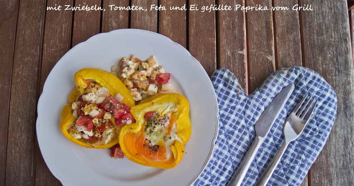 birgonia mit Zwiebeln, Tomaten, Feta und Ei gefüllte Paprika vom Grill