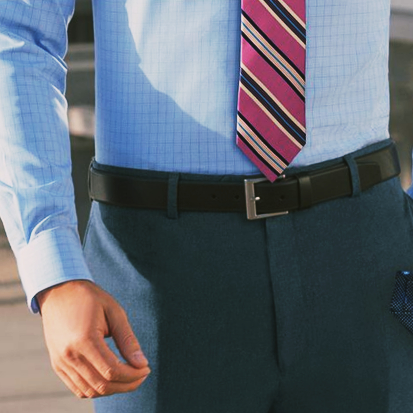 По этикету галстук должен быть. Галстук ниже пряжки ремня. Галстук до ремня. Этикет ношения галстука. Правильная длина галстука.