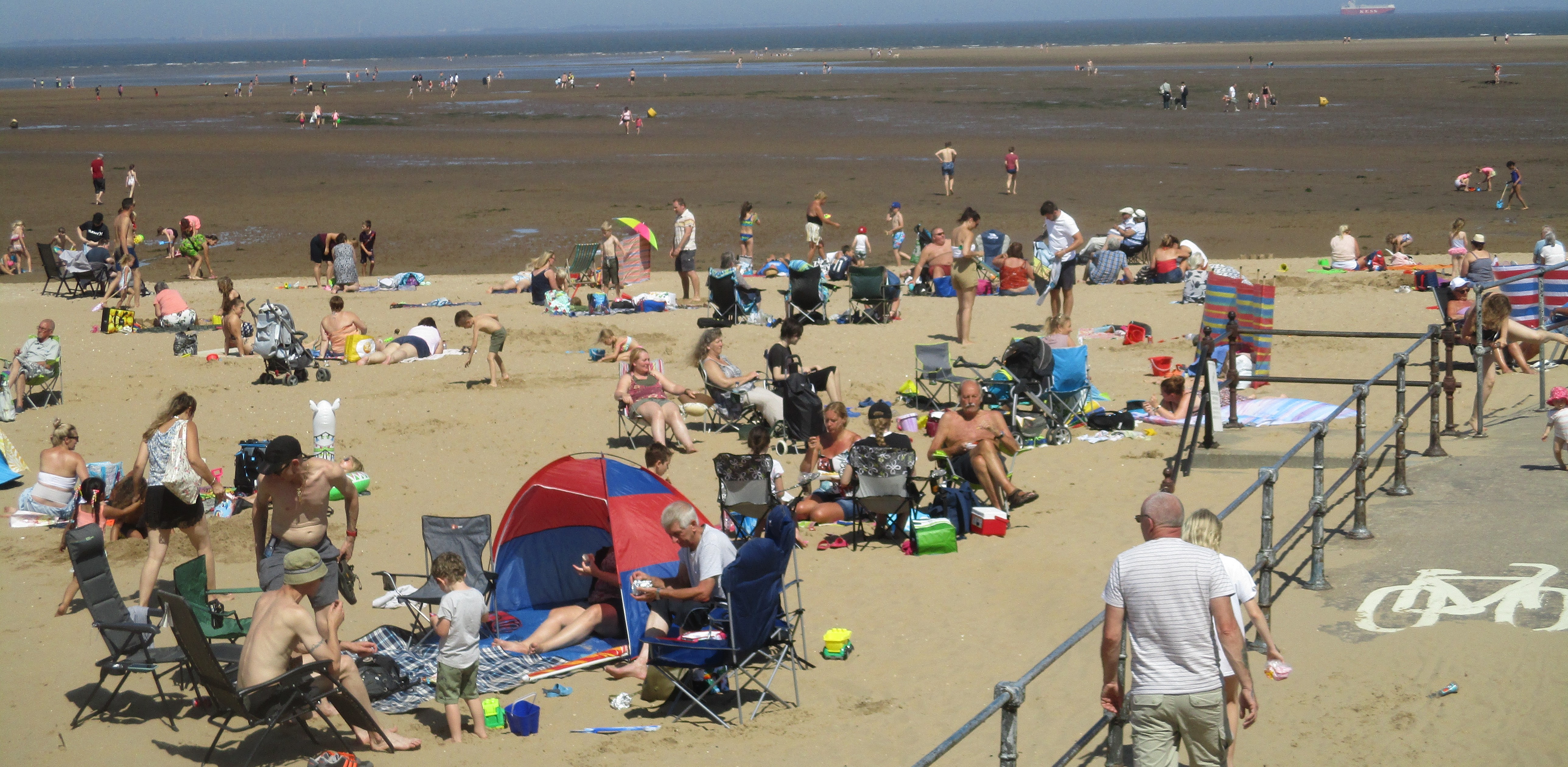 Grimsby News HOLIDAYMAKERS THRONG TO CLEETHORPES BEACH ON HOTTEST DAY