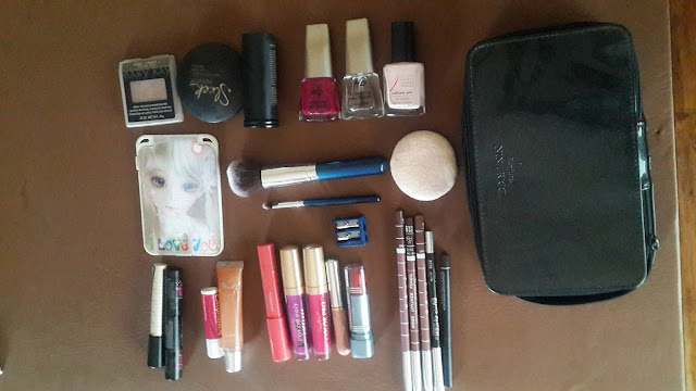 WHAT'S IN MY MAKEUP BAG 2