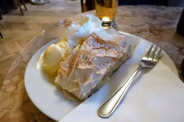 Vienna in December: Apple Strudel