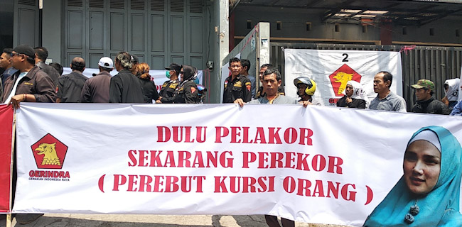 Mulan Jameela Dianggap Tak Pantas Jadi Anggota Dpr Ri Kantor Gerindra Didemo Massa Bawa Spanduk Mulan Pe Akor Perekor Indonesiakininews Com