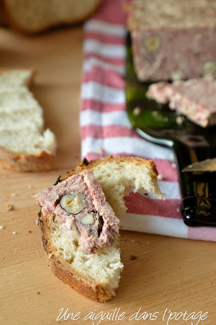 Terrine aux foies de volaille et aux noisettes