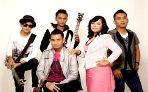 Setia Selamanya Denganku Merpati Band Lyrics Youtube