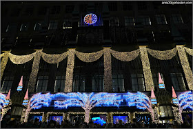 Fachada del Saks Fifth Avenue de Nueva York en Navidad Iluminada Fachada del Saks Fifth Avenue de Nueva York en Navidad Iluminada