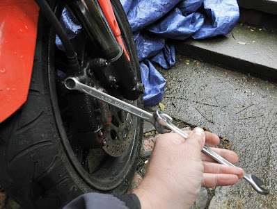 Aprilia RS 125 front brake system , cylinder brake hose and lever removal , front caliper removal , brake pad check