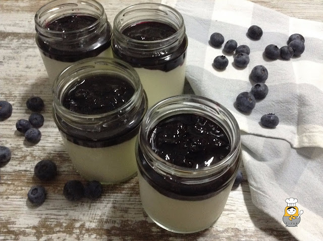 Mousse de yogur con arándanos caramelizados