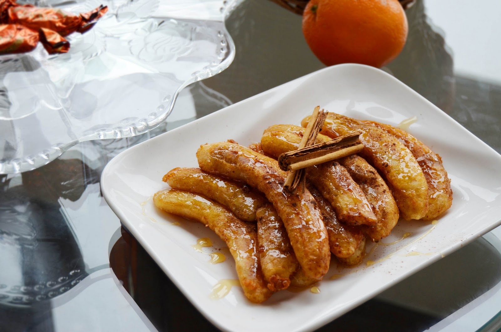 fun FOODIE fun: Plátano frito con miel/Honey banana fritters.
