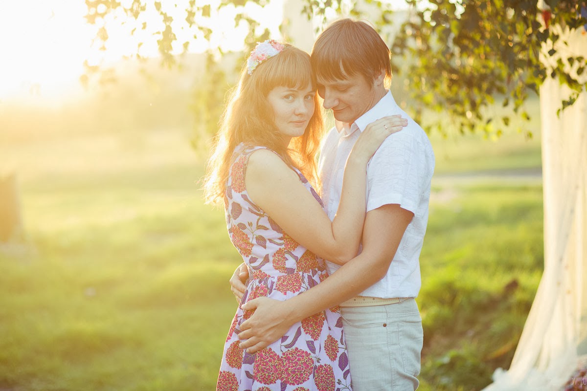 девушка годовщина можно. свадьба в джинсах и футболках. ситцевая свадьба фотосессия. летняя фотосессия на природе. девушка годовщина можно.