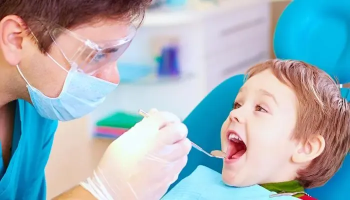 كيف يتعامل اختصاصيو أسنان الأطفال مع التوتر عند الأطفال؟
