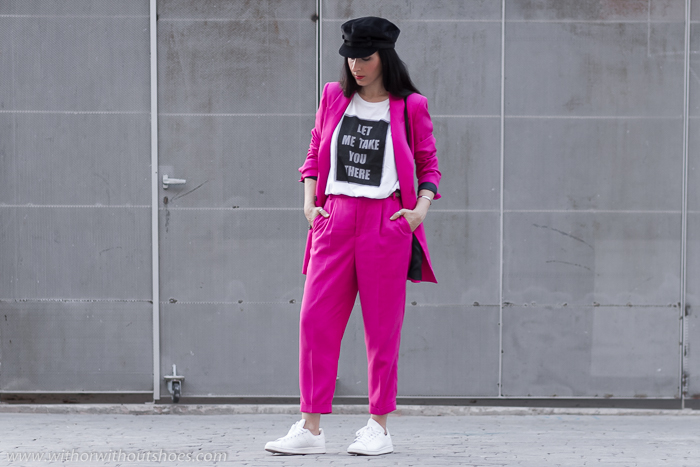 Influencer blogger moda valenciana con look casual chic gorra marinera