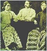 Douwes Dekker (Setyabudi Danudirjo), dr. Cipto Mangunkusumo, dan Suwardi Suryaningrat (Ki Hajar Dewantara