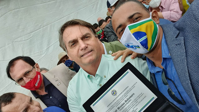 Deputado Jhony Paixão entrega Medalha de Mérito Legislativo ao presidente Jair Bolsonaro