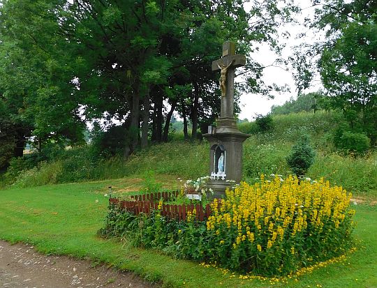 Zielone Ludowe (niem. Hummelwitz). Krzyż przydrożny z 1899 roku.