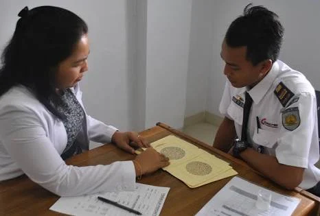 Memberikan pertanyaan dan juga mengetes peserta tes medichal dengan tes buta warna