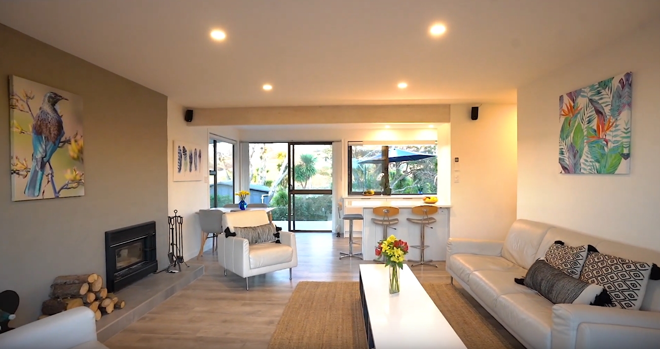 9 Photos vs. 29 Matapana Road, Palm Beach, Auckland Home Interior Design Tour
