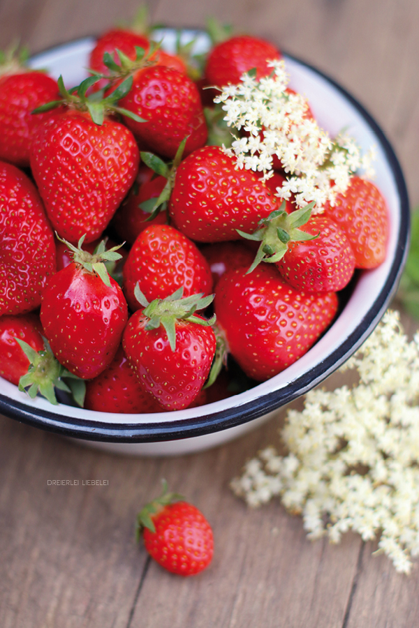 Schnelles Erdbeer-Rhabarber-Kompott mit Holunderblütensirup {Allround ...