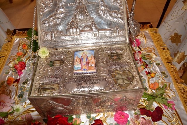 Η λειψανοθήκη με λείψανα του Αγίου Λουκά Συμφερουπόλεως. 